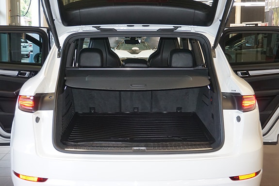 Porsche Cayenne 15 of 30