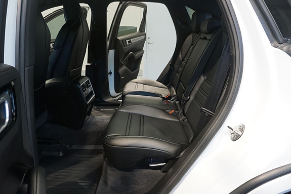 Porsche Cayenne 24 of 30