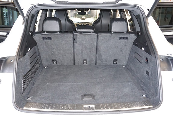 Porsche Cayenne 16 of 30