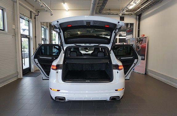 Porsche Cayenne 14 of 30
