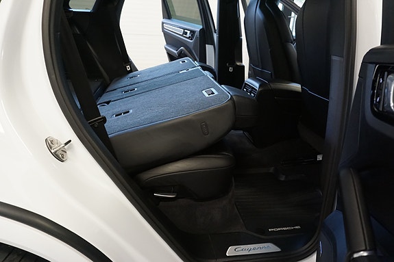 Porsche Cayenne 21 of 30