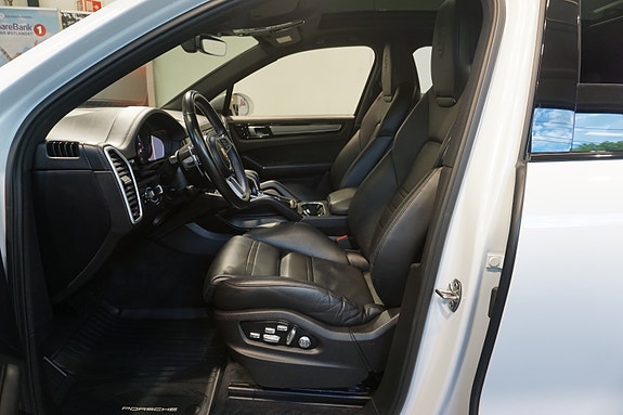 Porsche Cayenne 27 of 30
