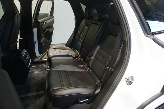 Porsche Cayenne 25 of 30