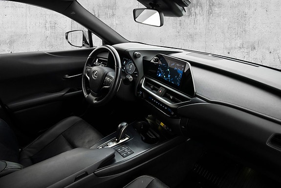 Lexus UX300e 24 of 29