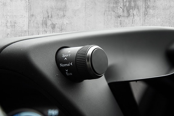 Lexus UX300e 23 of 29