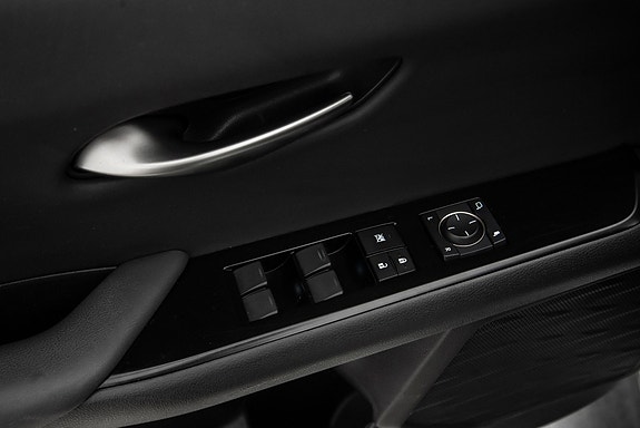 Lexus UX300e 17 of 29