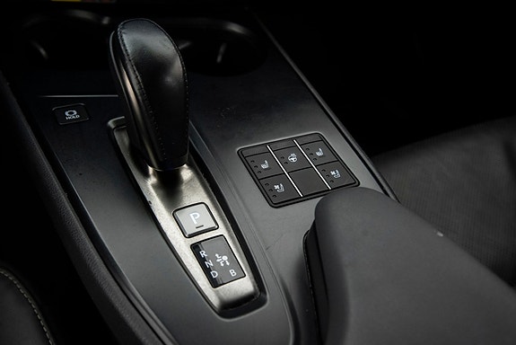Lexus UX300e 16 of 29