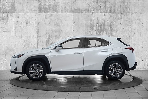 Lexus UX300e 2 of 29