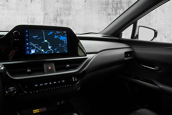Lexus UX300e 15 of 29