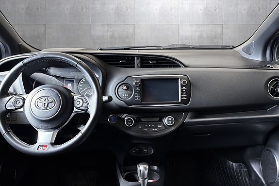 Toyota Yaris 9 of 27