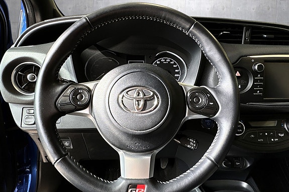 Toyota Yaris 10 of 27