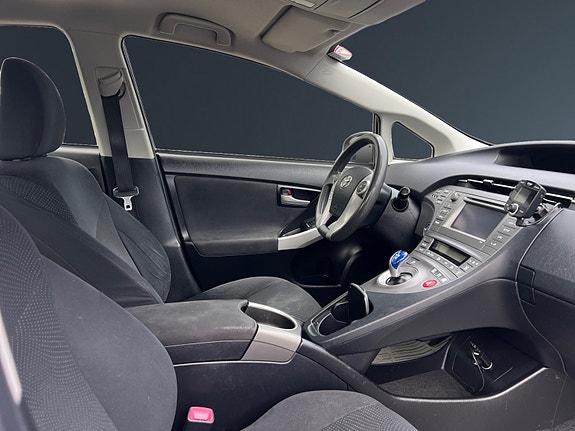 Toyota Prius 12 of 25
