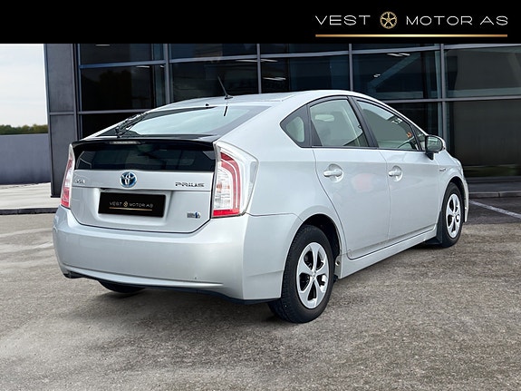Toyota Prius 8 of 25