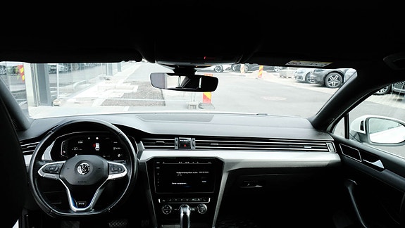 Volkswagen Passat 18 of 29