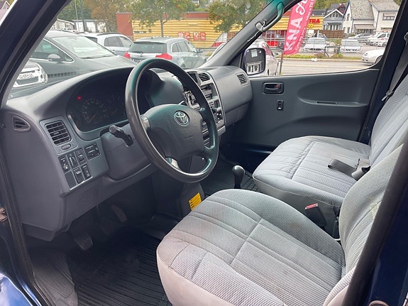 Toyota HiAce 23 of 30