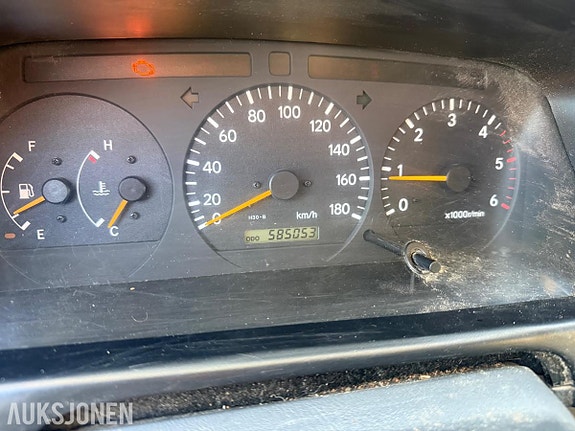 Toyota HiAce 7 of 14
