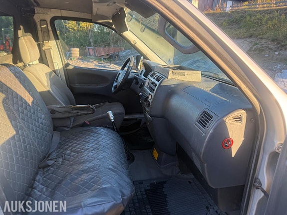Toyota HiAce 9 of 14