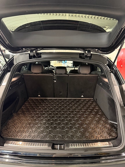 Mercedes-Benz EQC400 11 of 11