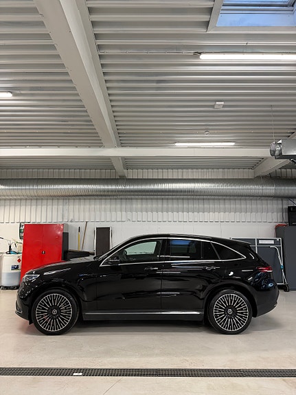 Mercedes-Benz EQC400 2 of 11