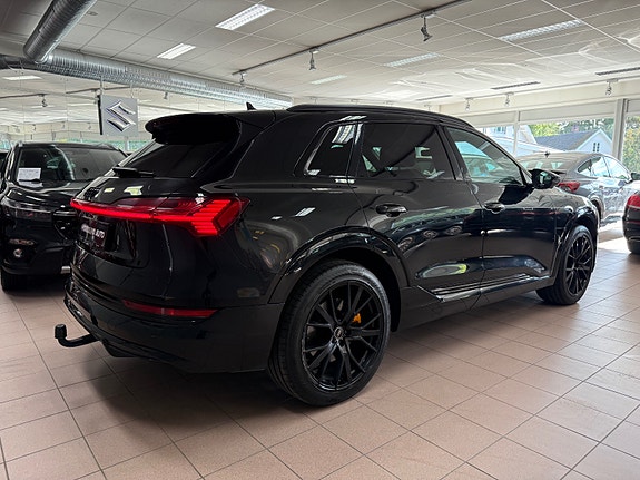 Audi e-tron 7 of 30