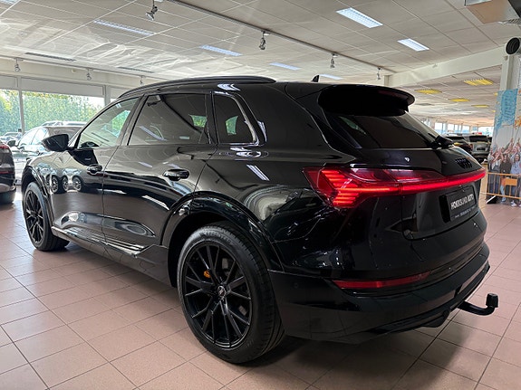 Audi e-tron 9 of 30