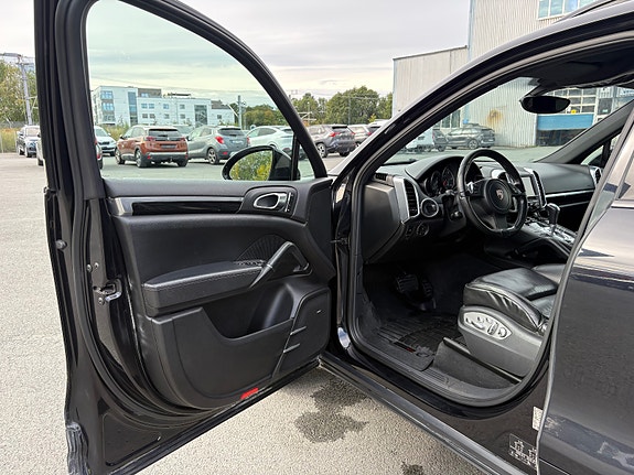 Porsche Cayenne 13 of 30