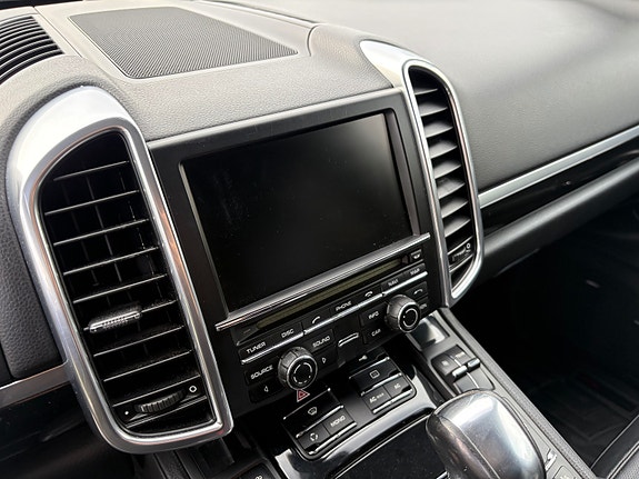 Porsche Cayenne 25 of 30