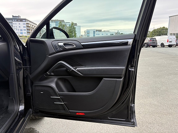 Porsche Cayenne 30 of 30