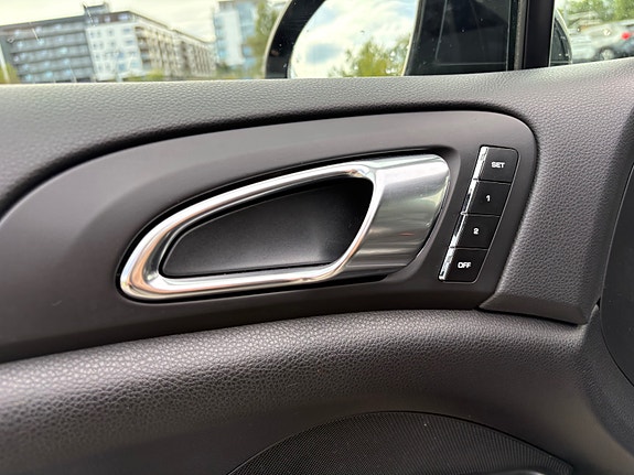 Porsche Cayenne 16 of 30