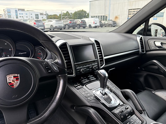 Porsche Cayenne 24 of 30