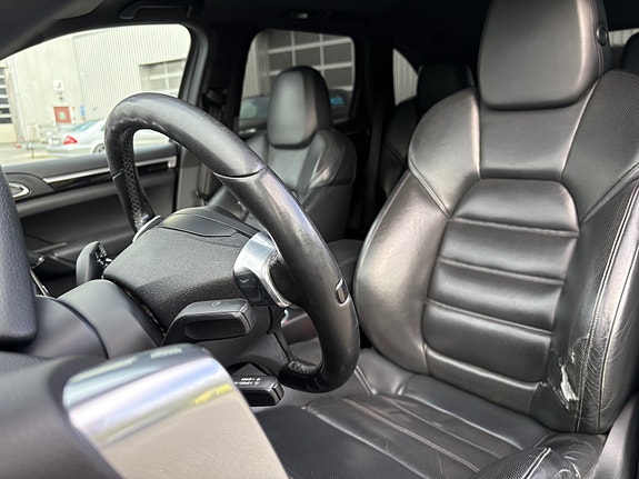 Porsche Cayenne 14 of 30