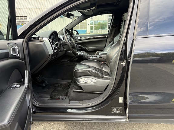 Porsche Cayenne 12 of 30