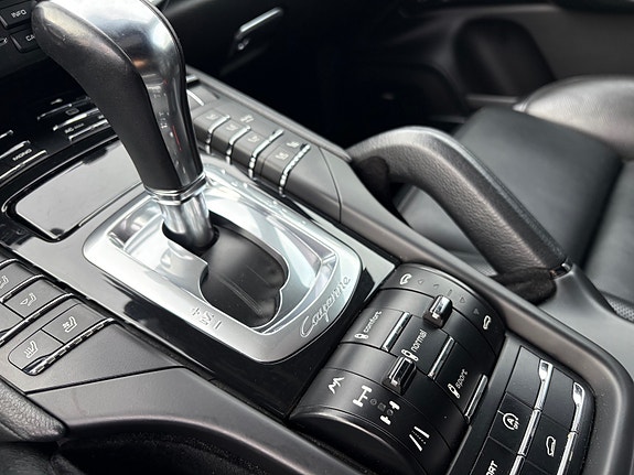 Porsche Cayenne 27 of 30