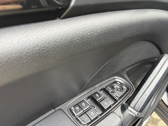 Porsche Cayenne 15 of 30