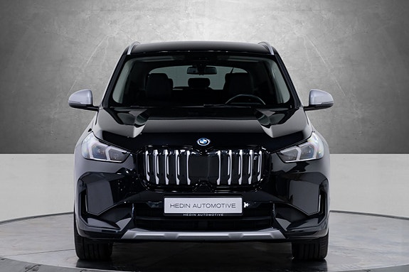 BMW iX1 4 of 27