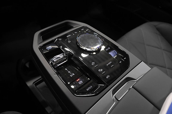 BMW iX 15 of 30