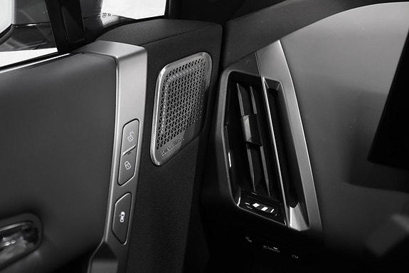 BMW iX 25 of 30