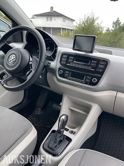 Volkswagen UP! 8 of 11