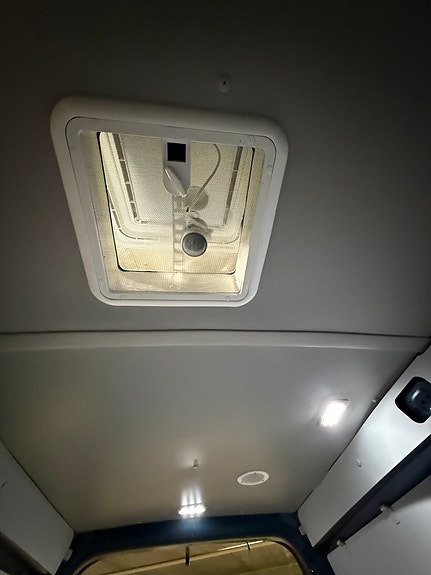 Volkswagen Caddy Maxi 16 of 24