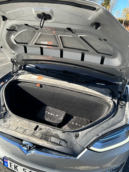 Tesla Model X 8 of 17