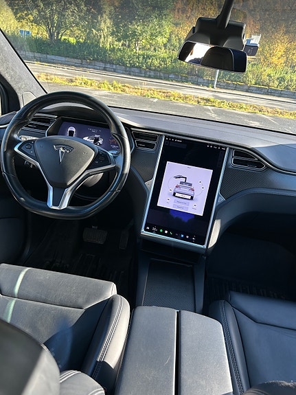 Tesla Model X 10 of 17