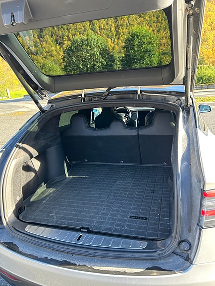 Tesla Model X 7 of 17