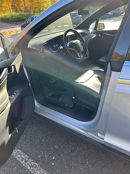 Tesla Model X 11 of 17