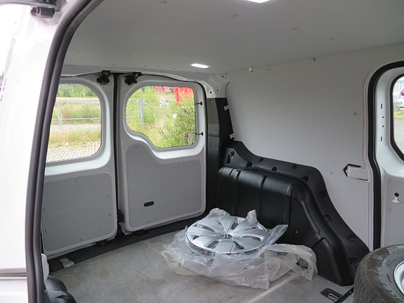 Volkswagen Caddy Maxi 12 of 30