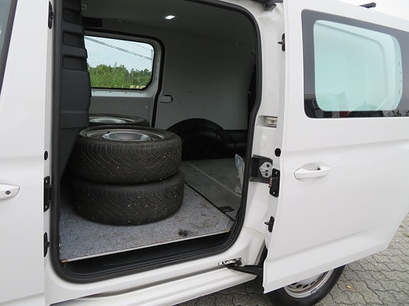 Volkswagen Caddy Maxi 16 of 30