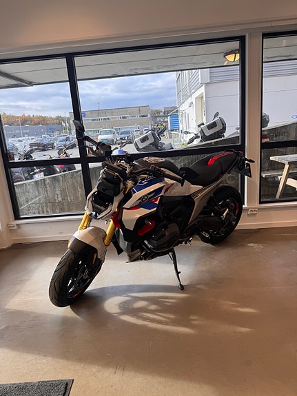 BMW R 1300 R 3 of 3