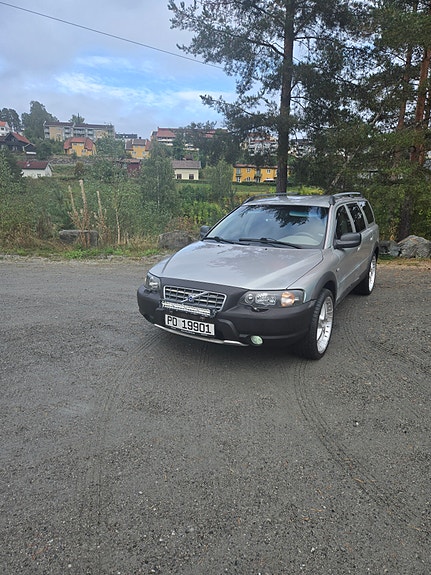 Volvo XC70 2 of 23