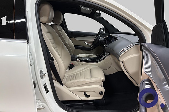 Mercedes-Benz EQC400 15 of 30