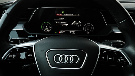 Audi e-tron 29 of 30