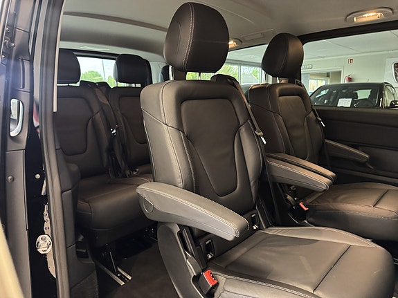 Mercedes-Benz EQV300 3 of 25
